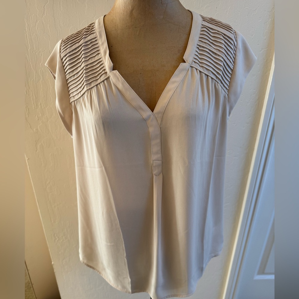 DR 2 , Light Beige Top, Size M, Excellent Condition!